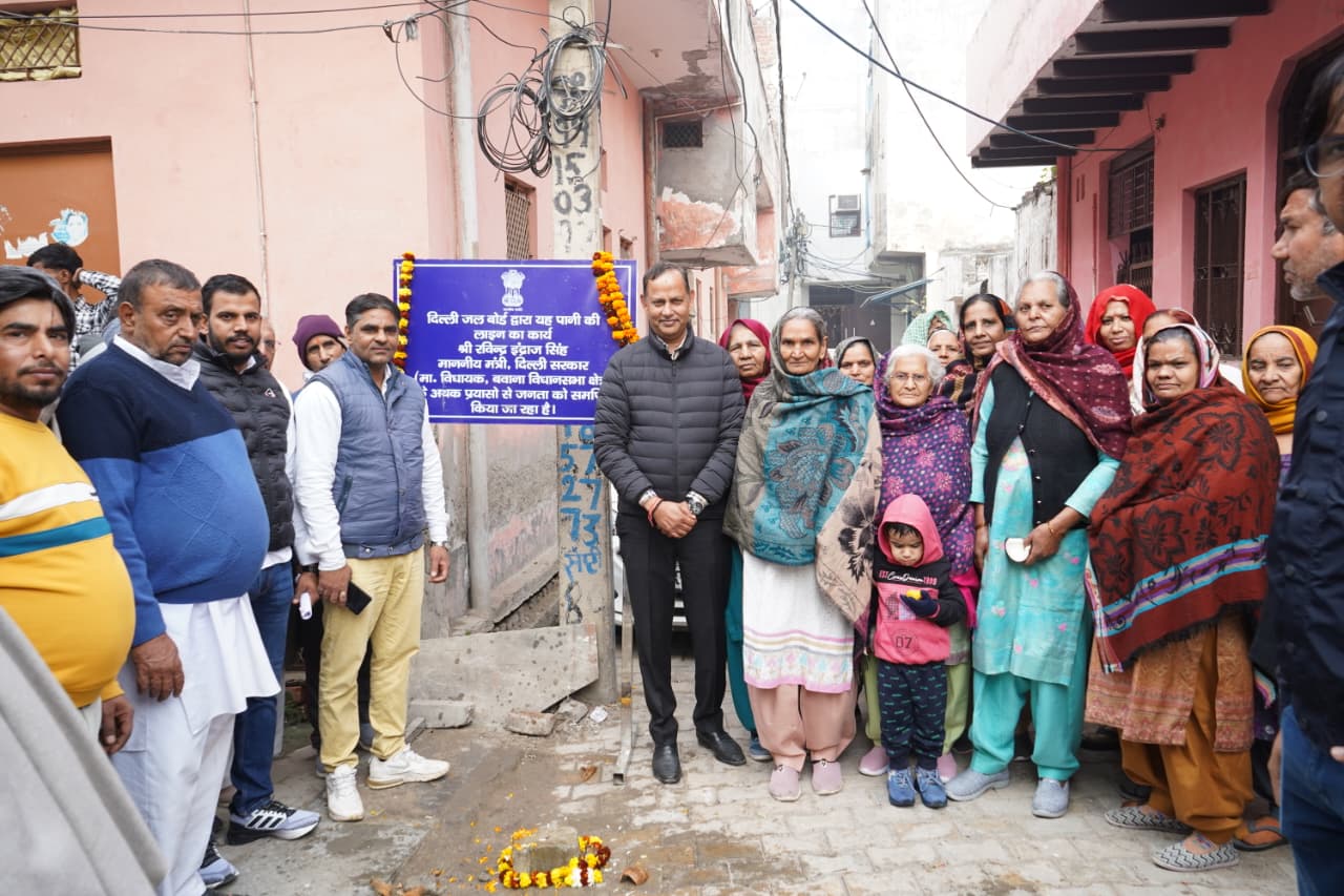 समाज कल्याण मंत्री ने शुक्रवार को बवाना की विजय कॉलोनी में पानी की नई लाइनों के बिछाने के कार्य की शुरूआत करते हुए समाज कल्याण मंत्री ने शुक्रवार को बवाना की विजय कॉलोनी में पानी की नई लाइनों के बिछाने के कार्य की शुरूआत करते हुए