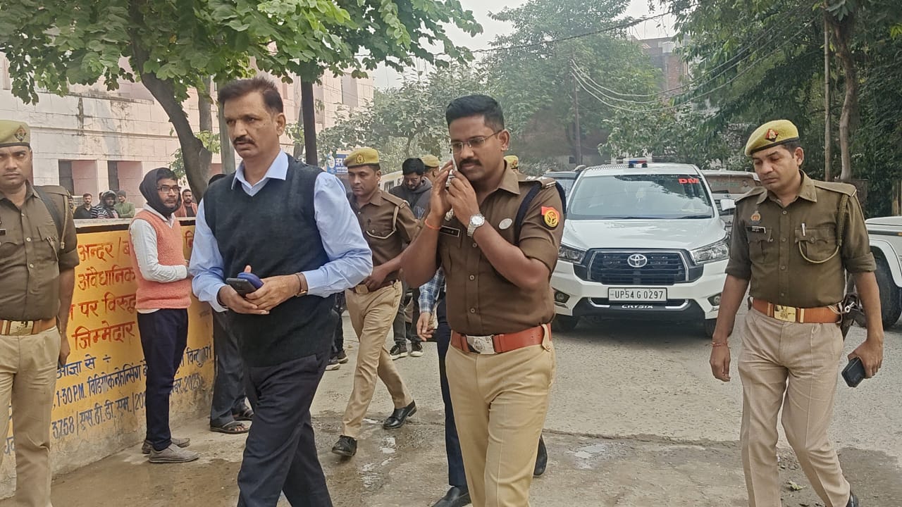 घायल को देखते जिलाधिकारी व पुलिस अधीक्षक घायल को देखते जिलाधिकारी व पुलिस अधीक्षक