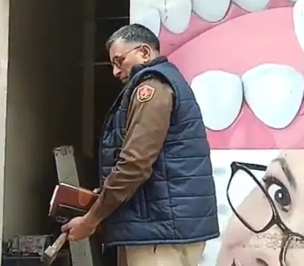 पुलिस कर्मी क्लिनिक पर जांच करते हुए