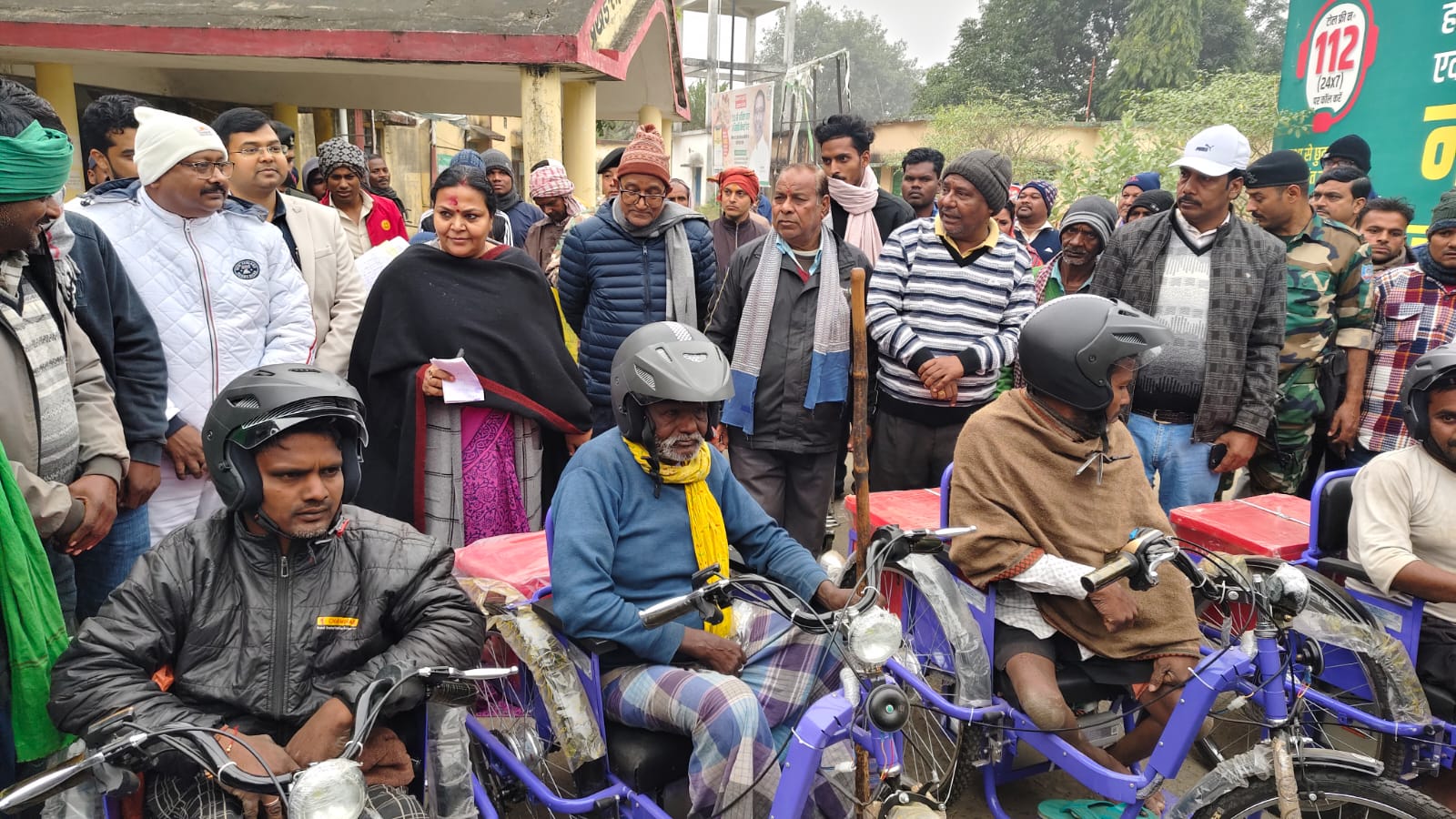 सहायक उपकरण बांटती मंत्री सहायक उपकरण बांटती मंत्री