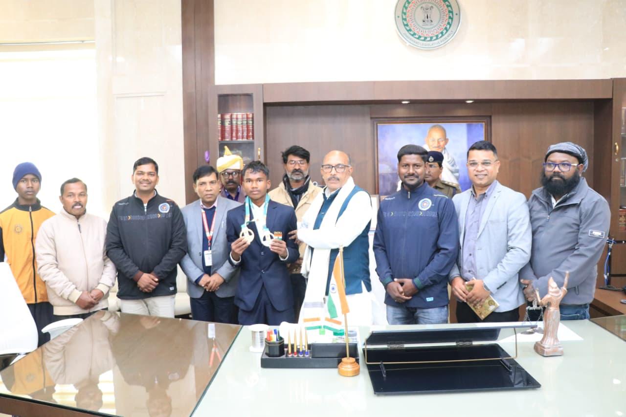 तीरंदाजी स्‍वर्ण पदक खिलाडी को सम्‍मानित करते स्‍वीकर सहित अन्‍य