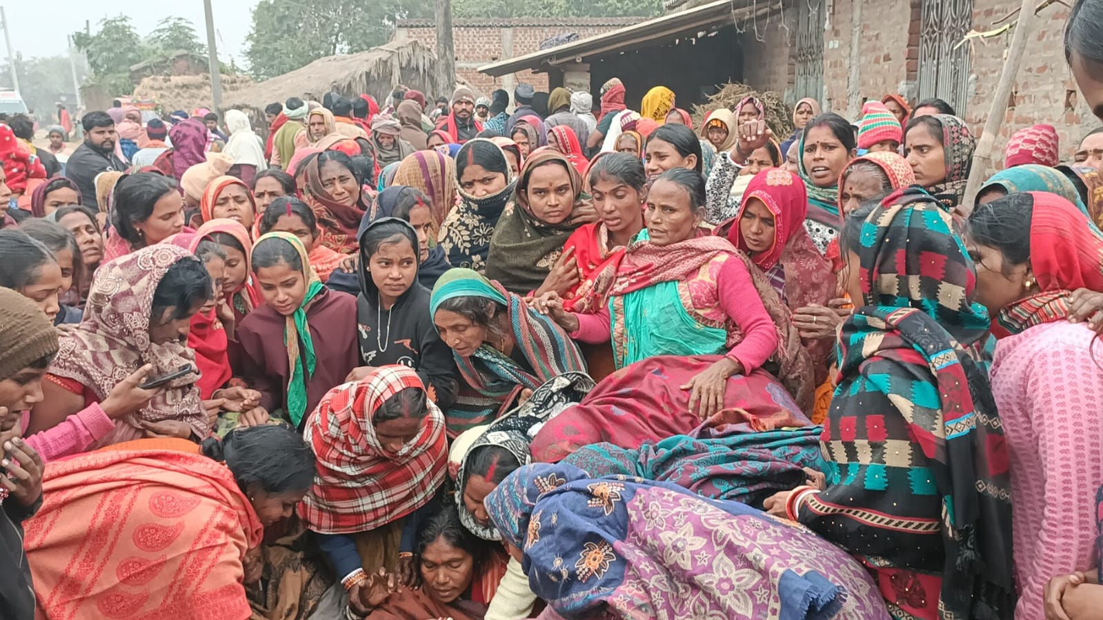 शव को देखने जुटी लोगों की भीड़ शव को देखने जुटी लोगों की भीड़