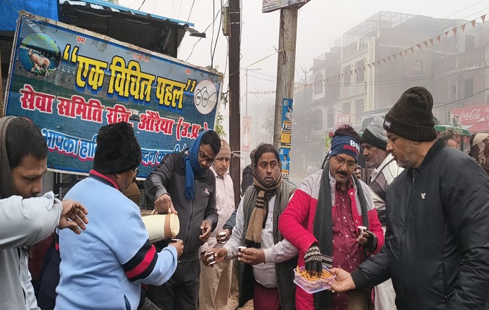 सर्दी में लोगों को चाय व नमकीन का वितरण करते संस्था पदाधिकारी। सर्दी में लोगों को चाय व नमकीन का वितरण करते संस्था पदाधिकारी।