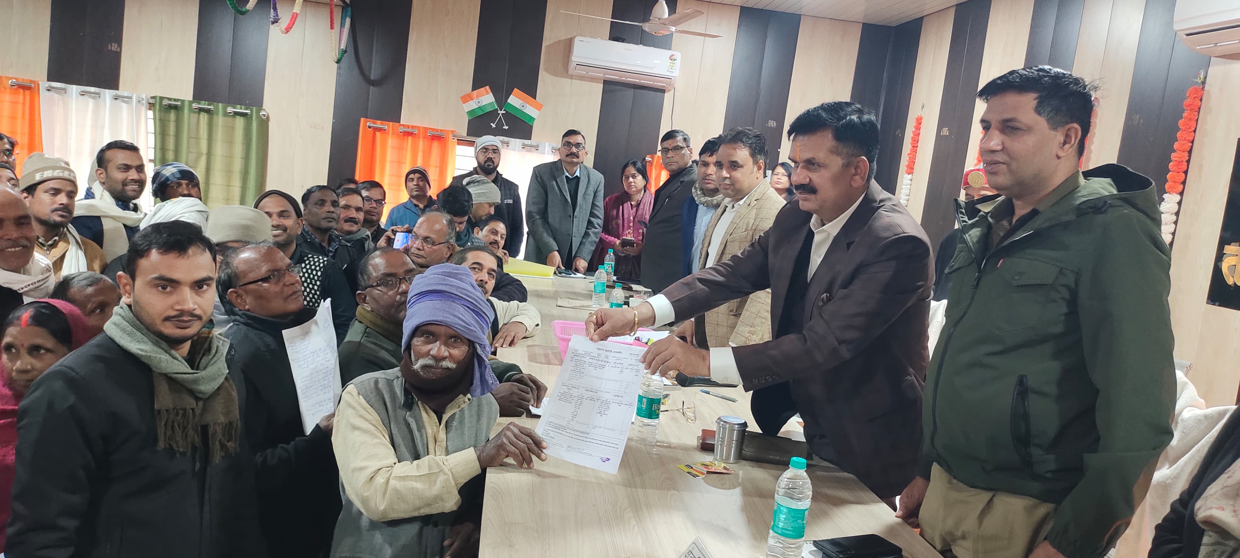 तहसील सभागार में त्वरित न्याय देते हुए जिलाधिकारी डॉ दिनेश चंद्र सिंह