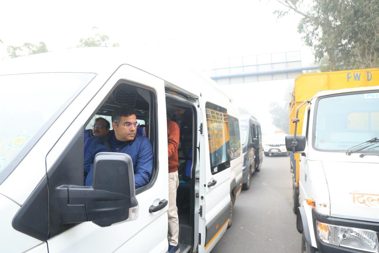 पीडब्ल्यूडी मंत्री प्रवेश साहिब सिंह शनिवार को बस में सवार होकर नई दिल्ली के विभिन्न क्षेत्रों का दौरा करते हुए