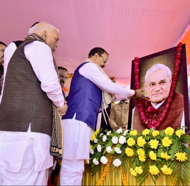 अटल जी के चित्र पर पुष्पांजलि करते केशव प्रसाद मौर्य