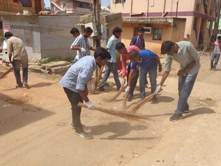 सफाई अभियान में शामिल मोहल्लेवासी सफाई अभियान में शामिल मोहल्लेवासी