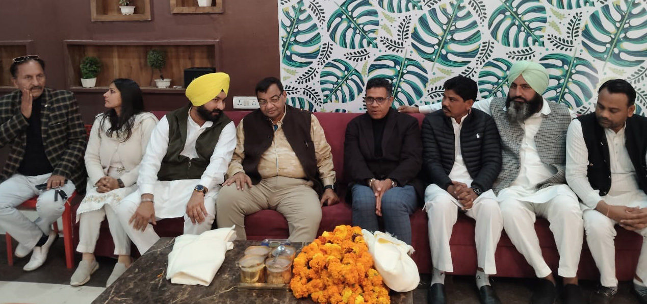 कार्यकर्ताओं की बैठक लेते आम आदमी पार्टी के प्रदेश अध्यक्ष डा. सुशील गुप्ता।