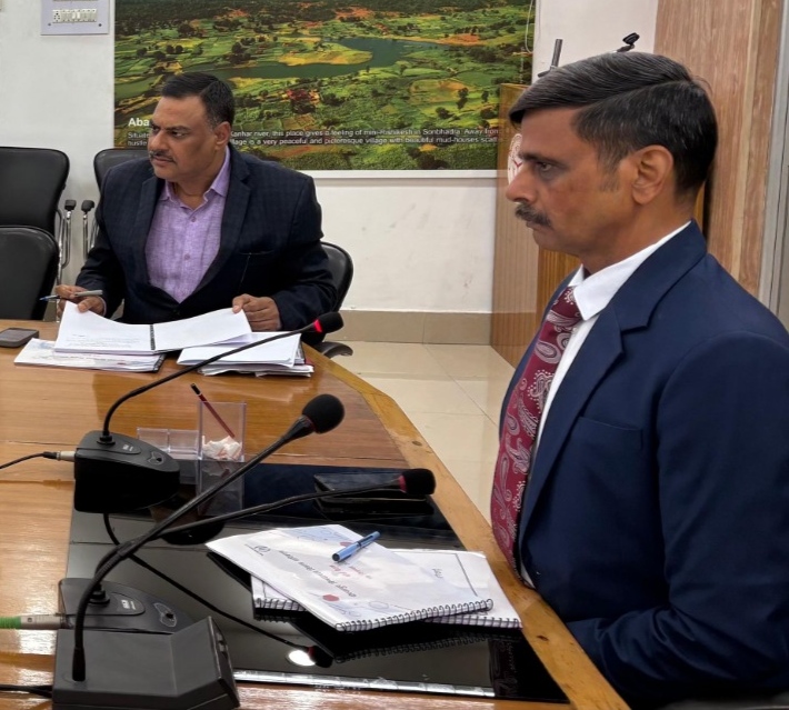 मंडलायुक्त राजेश प्रकाश वड डीएम पवन कुमार गंगवार। मंडलायुक्त राजेश प्रकाश वड डीएम पवन कुमार गंगवार।