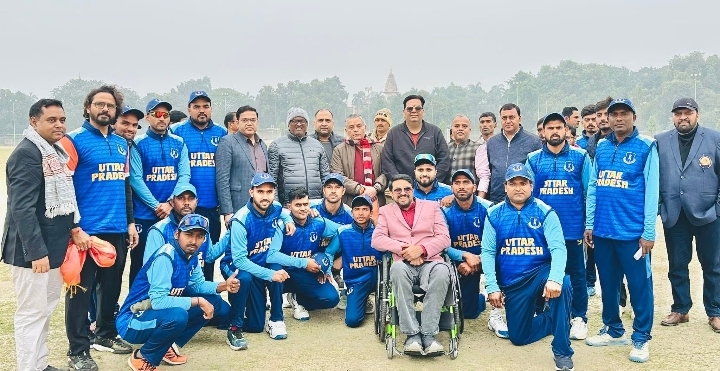 दिव्यांग खिलाड़ी और गणमान्य लोग दिव्यांग खिलाड़ी और गणमान्य लोग