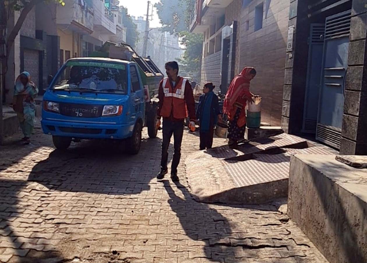 कचरा उठाती निगम की गाड़ियां।