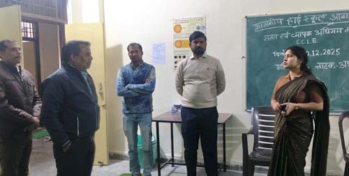 विद्यालयों के भ्रमण के दौरान शैक्षणिक व्यवस्थाओं की जानकारी लेते हुए श्योपुर बीईओ मधु शर्मा।