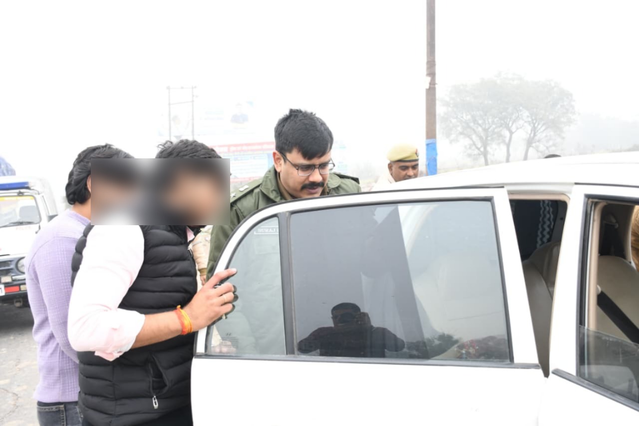 गाड़ी की काली फ़िल्म उतारते बागपत एसपी सूरज कुमार