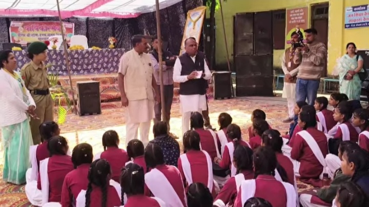 कन्या विद्यालय में एम एल ए का रौद्र रूप कन्या विद्यालय में एम एल ए का रौद्र रूप