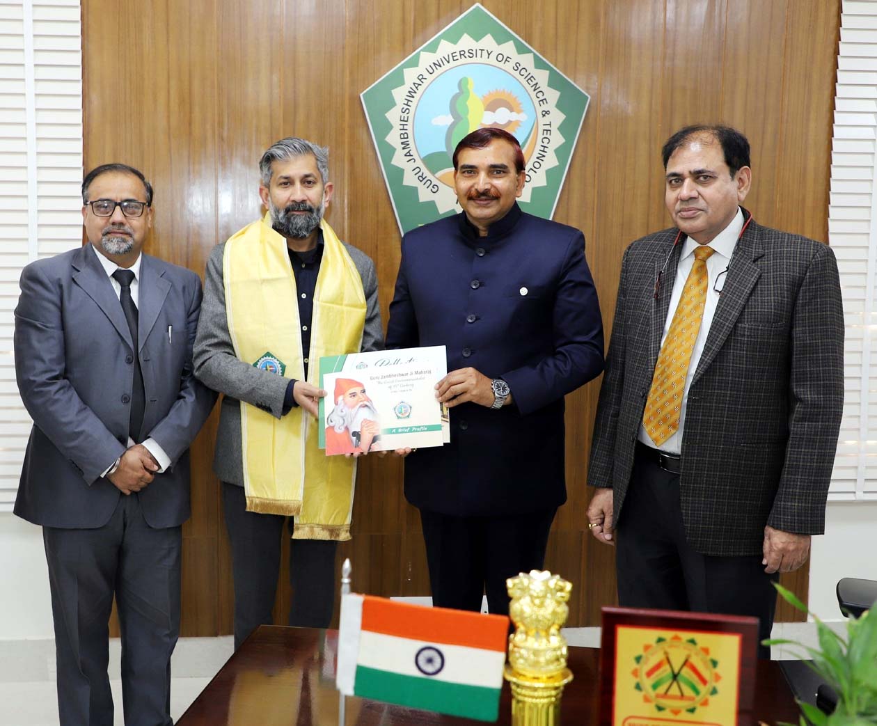 इमैकुलेट एजुकेशन सर्विस प्राइवेट लिमिटेड, नेपाल के निदेशक गणेश अग्रवाल को सम्मानित करते कुलपति प्रो. नरसी राम बिश्नोई। इमैकुलेट एजुकेशन सर्विस प्राइवेट लिमिटेड, नेपाल के निदेशक गणेश अग्रवाल को सम्मानित करते कुलपति प्रो. नरसी राम बिश्नोई।