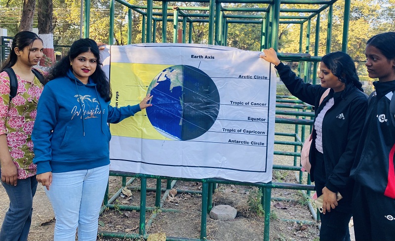 खगोलीय घटना की जानकारी देते हुए विज्ञान प्रसारक खगोलीय घटना की जानकारी देते हुए विज्ञान प्रसारक