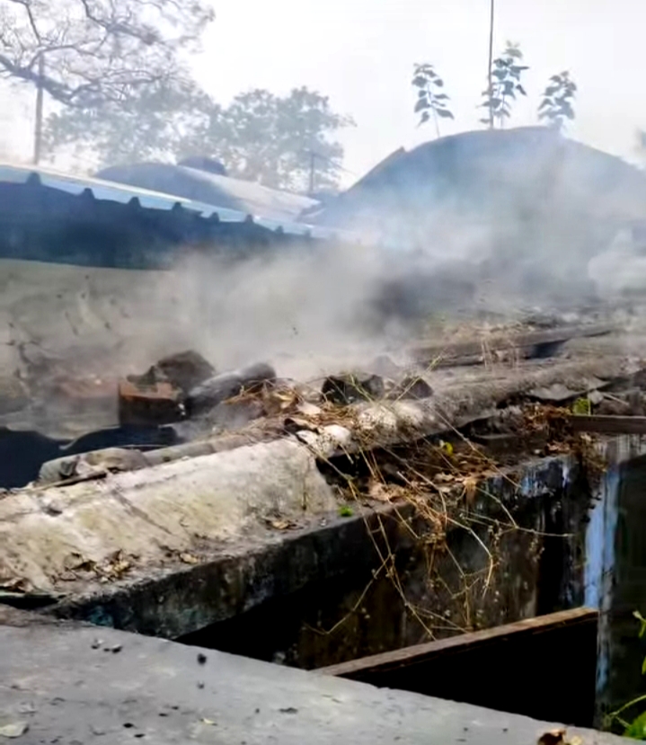 इंदा शक्ति भवन के सामने लगी आग पर काबू पाते दमकल कर्मी।