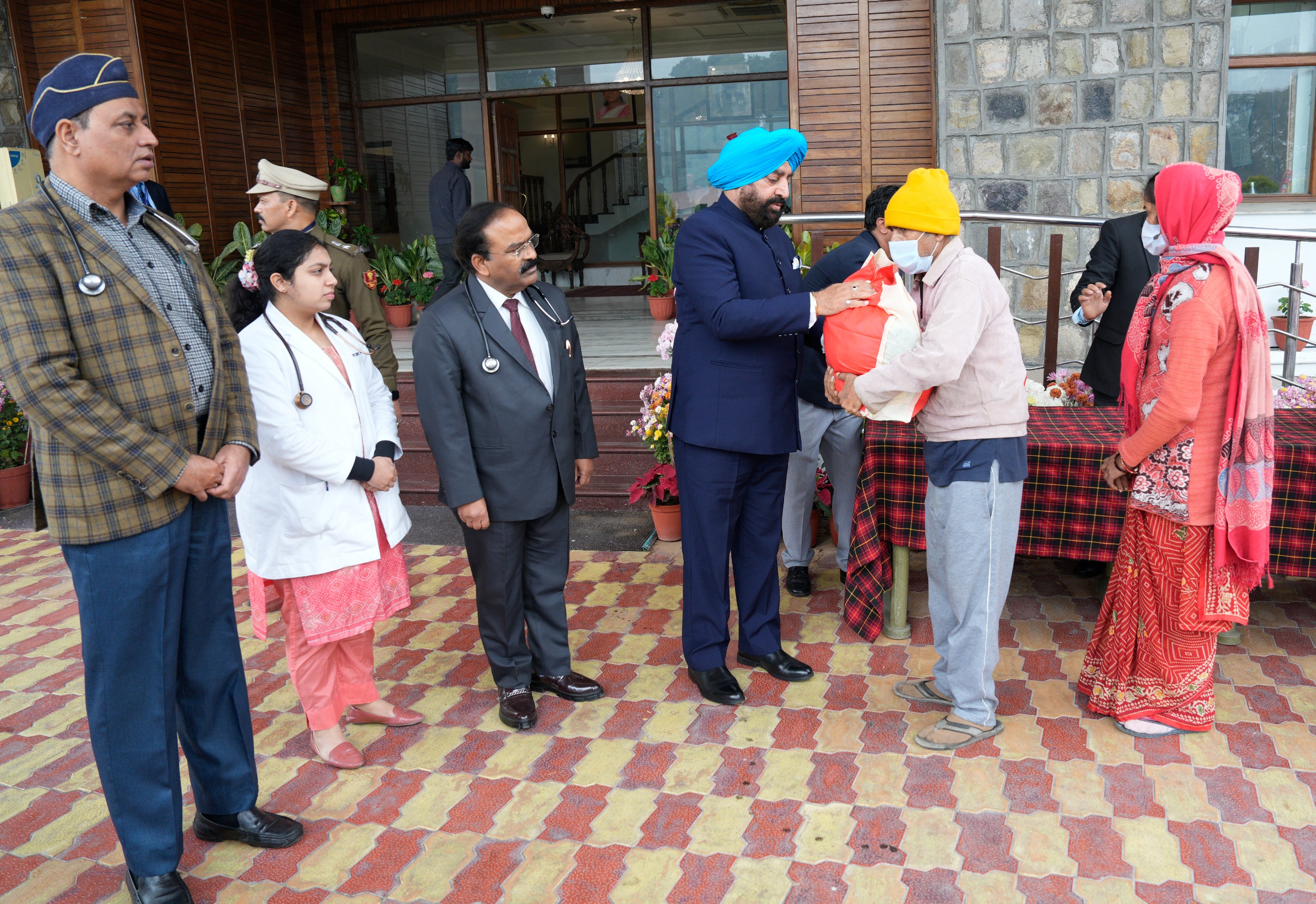 पोषण किट वितरित करते राज्यपाल। पोषण किट वितरित करते राज्यपाल।