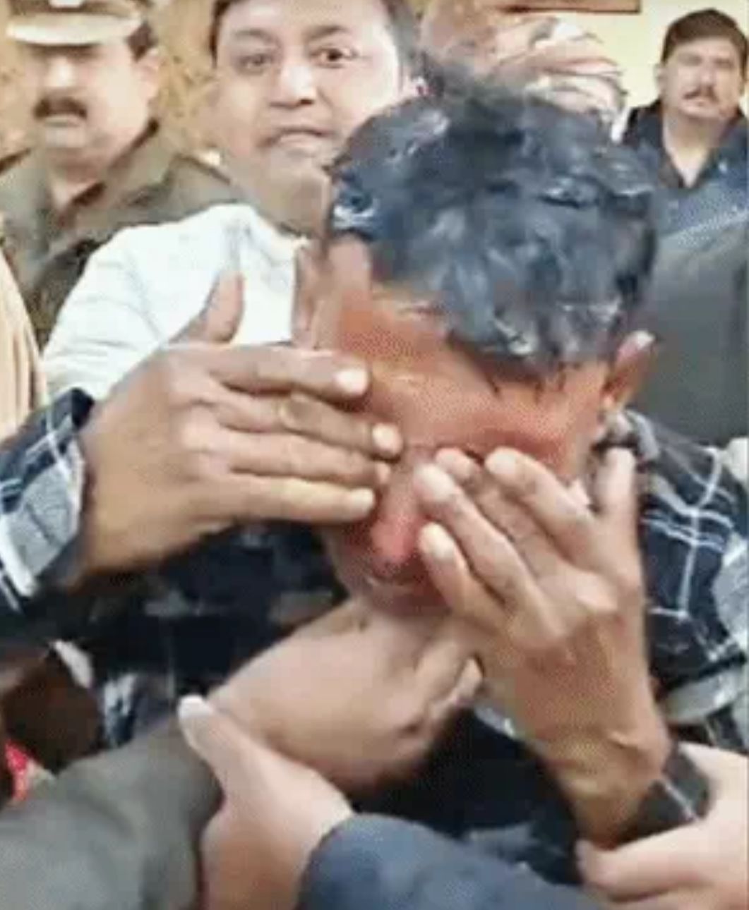 खुद पर पेट्रोल डालने वाला युवक बउवन खुद पर पेट्रोल डालने वाला युवक बउवन