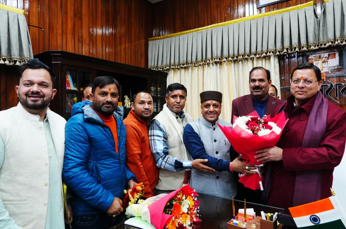 यमुनोत्री विधानसभा क्षेत्र की समस्याओं से अवगत करवाते हुये प्रतिनिधि मंडल यमुनोत्री विधानसभा क्षेत्र की समस्याओं से अवगत करवाते हुये प्रतिनिधि मंडल