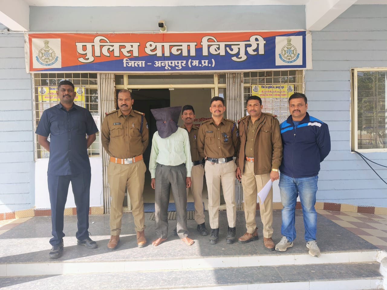 दुष्कर्म के आरोपी काे ले जाते हुए दुष्कर्म के आरोपी काे ले जाते हुए