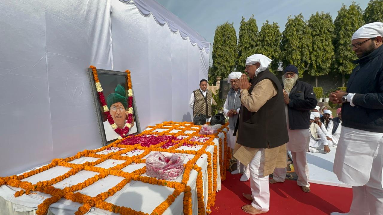 स्व. ओपी चौटाला की प्रतिमा पर पुष्प अर्पित करते अजय चौटाला व अन्य।