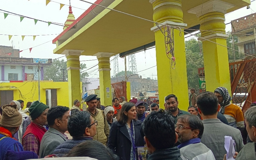 मंदिर परिसर का निर्माण कार्य देखती डीएम साहिला