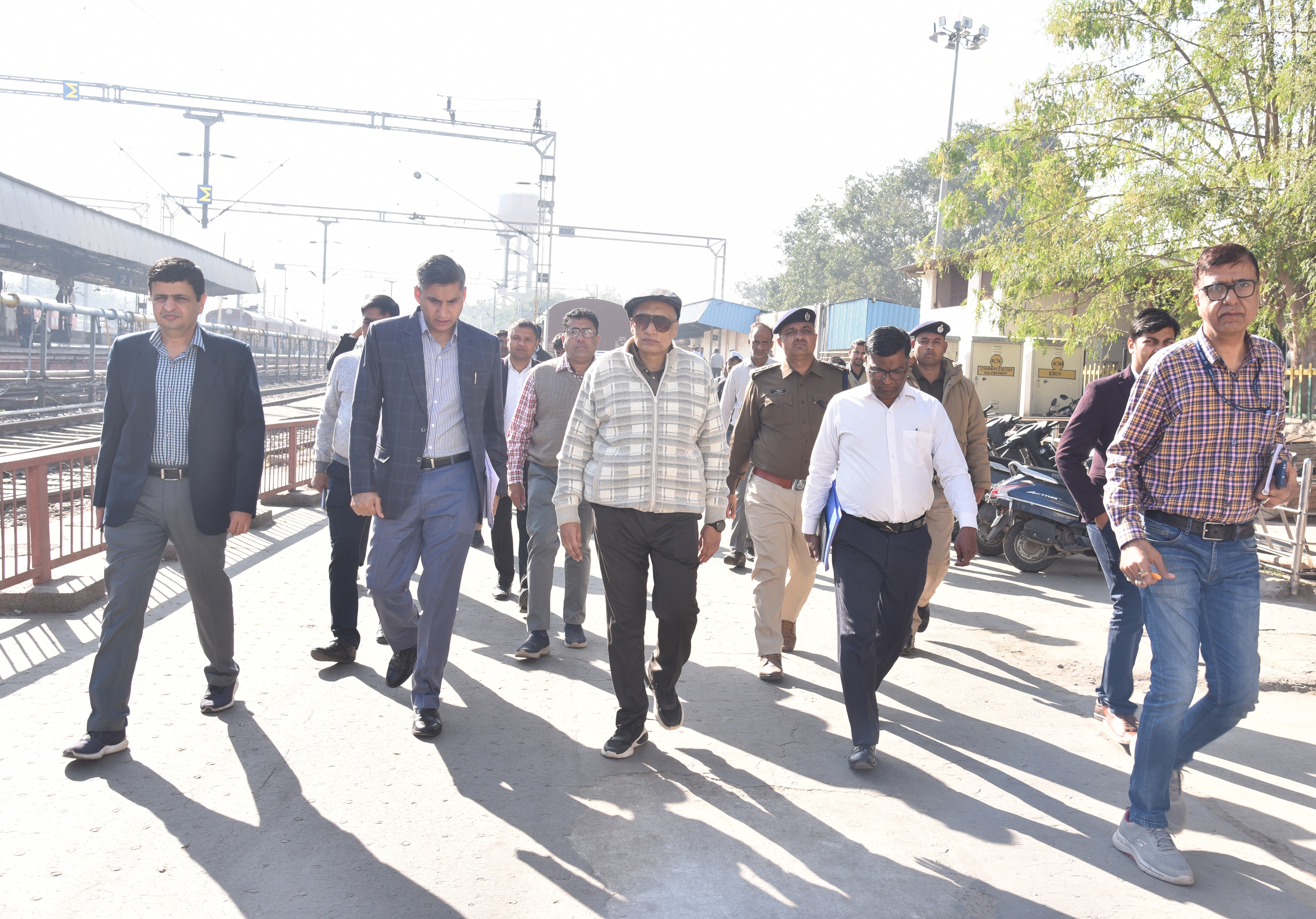 अजमेर स्टेशन पर रेलवे बोर्ड के एडिशनल मेंबर का निरीक्षण, खानपान गुणवत्ता पर रहा विशेष फोकस अजमेर स्टेशन पर रेलवे बोर्ड के एडिशनल मेंबर का निरीक्षण, खानपान गुणवत्ता पर रहा विशेष फोकस