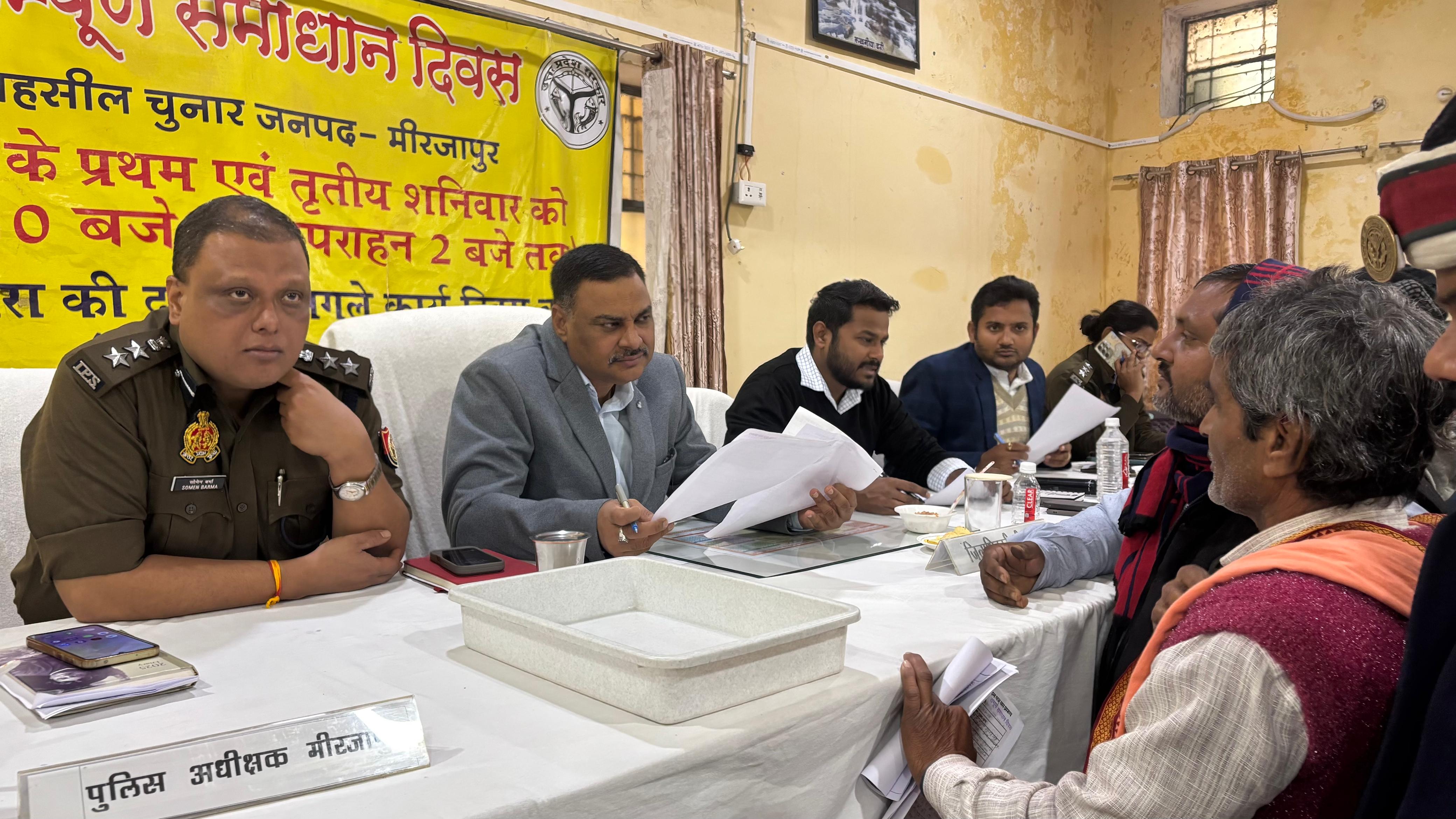 फरियादियों की समस्या सुनते तहसील चुनार में जिलाधिकारी पवन कुमार गंगवार एवं वरिष्ठ पुलिस अधीक्षक सोमेन वर्मा। फरियादियों की समस्या सुनते तहसील चुनार में जिलाधिकारी पवन कुमार गंगवार एवं वरिष्ठ पुलिस अधीक्षक सोमेन वर्मा।