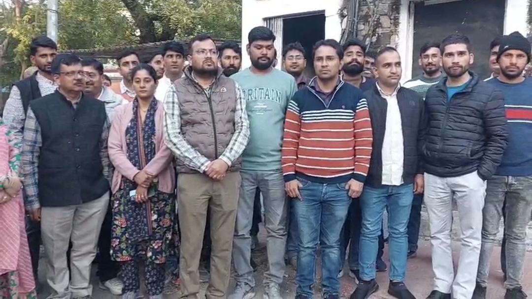 पुलिस की मौजूदगी में एक्सईएन पर वकीलों के हमले के विरुद्ध पेन डाउन हड़ताल शुरू