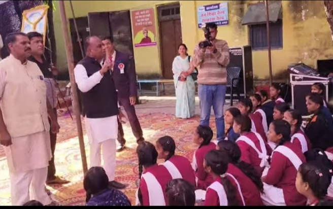 कन्या विद्यालय में एम एल ए का रौद्र रूप कन्या विद्यालय में एम एल ए का रौद्र रूप
