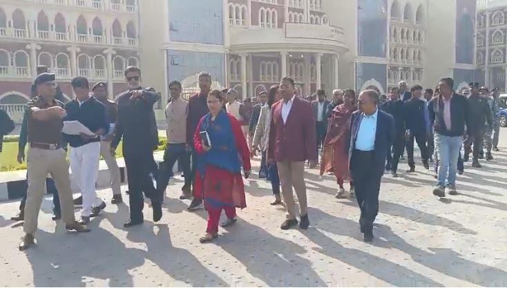 जलपाईगुड़ी में उच्च न्यायालय के स्थायी भवन के निरीक्षण करते कार्यवाहक मुख्य न्यायाधीश और न्यायमूर्ति