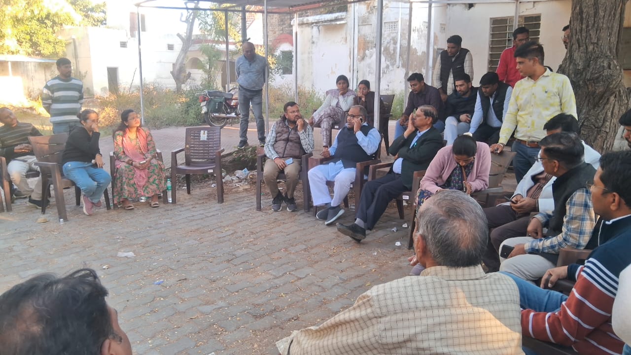 पुलिस की मौजूदगी में एक्सईएन पर वकीलों के हमले के विरुद्ध पेन डाउन हड़ताल शुरू