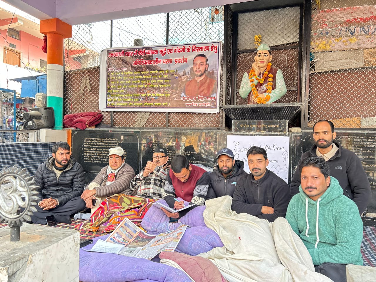 उत्तरकाशी कूड़े की समस्याओं को लेकर धरना देते हुए शहर वापसी उत्तरकाशी कूड़े की समस्याओं को लेकर धरना देते हुए शहर वापसी