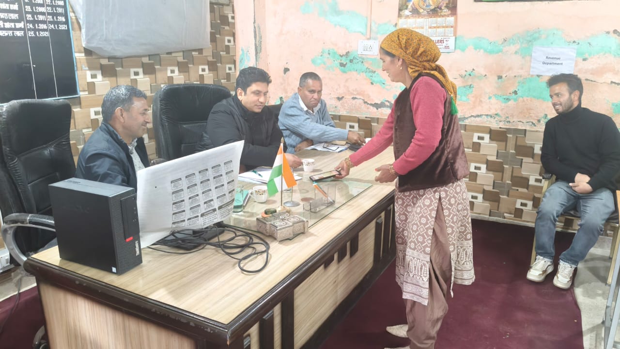 ग्रामीणों की समस्याओं का समाधान करते हुए अधिकारी।