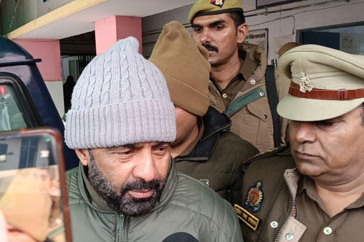 भड़काऊ लेटर बरामदगी के मामले में आरोपी नदीम को कड़ी सुरक्षा के बीच मेडिकल परीक्षण के लिए जिला अस्पताल ले जाती पुलिस, अस्पताल परिसर और आसपास का इलाका छावनी में तब्दील। भड़काऊ लेटर बरामदगी के मामले में आरोपी नदीम को कड़ी सुरक्षा के बीच मेडिकल परीक्षण के लिए जिला अस्पताल ले जाती पुलिस, अस्पताल परिसर और आसपास का इलाका छावनी में तब्दील।