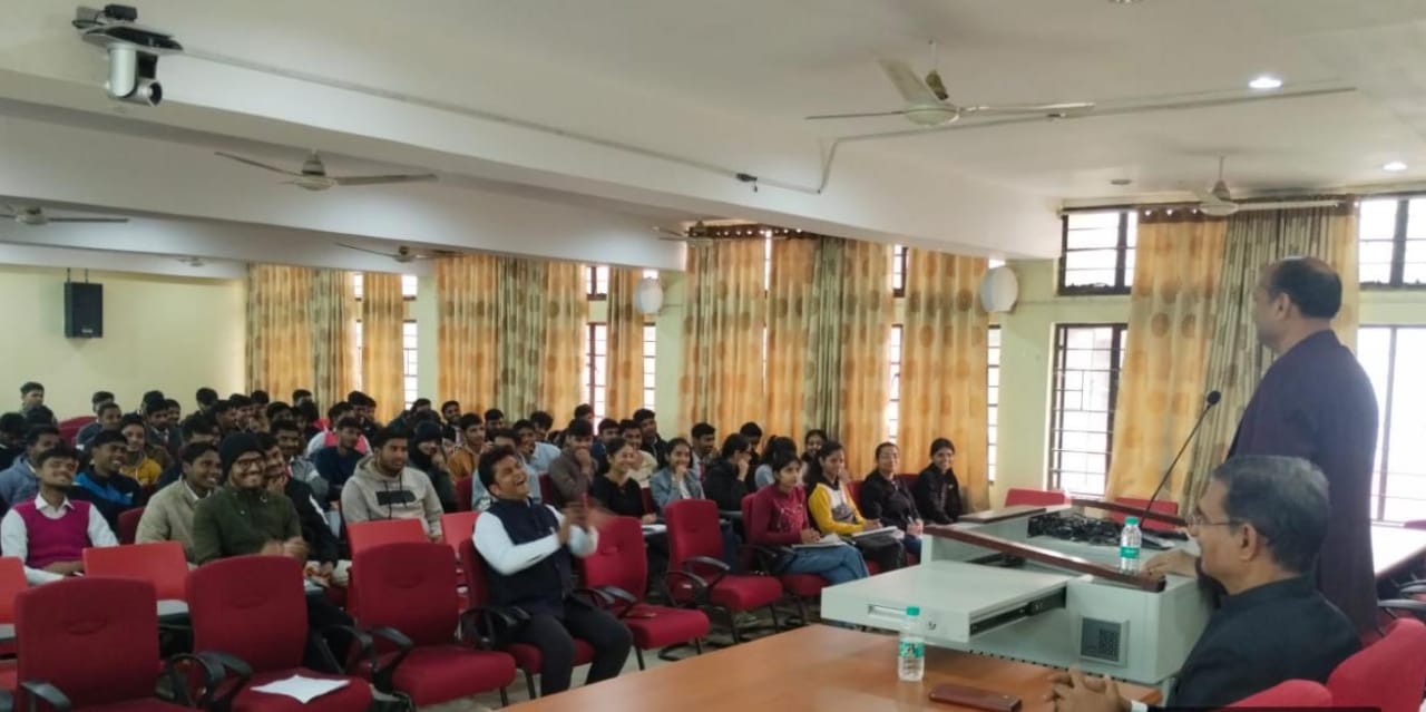 विद्यार्थियों को समाज एवं राष्ट्र निर्माण में सकारात्मक योगदान