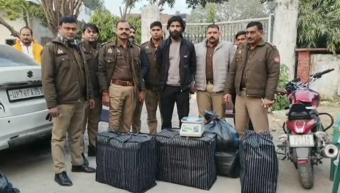 पुलिस की गिरफ्त में शातिर तस्कर