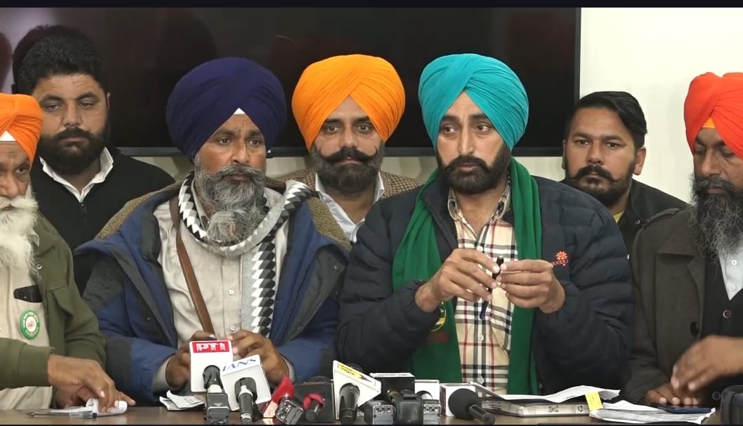 किसान-मजदूर माेर्चा के नेता सरवण सिंह पंधेर पत्रकाराें से बातचीत करते हुए किसान-मजदूर माेर्चा के नेता सरवण सिंह पंधेर पत्रकाराें से बातचीत करते हुए