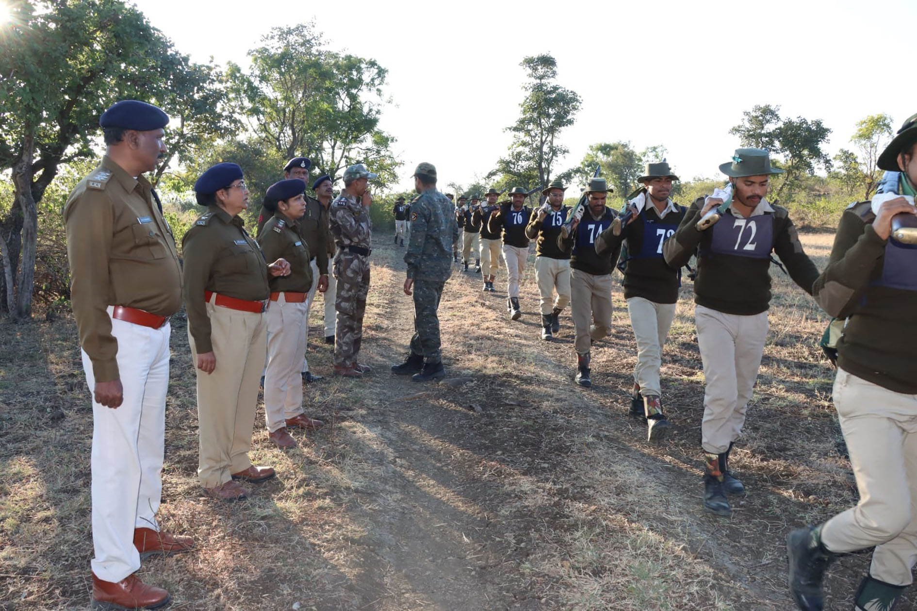 स्वर्णगिरी के घने जंगल में चल रहा 200 नव आरक्षकों का विशेष प्रशिक्षण स्वर्णगिरी के घने जंगल में चल रहा 200 नव आरक्षकों का विशेष प्रशिक्षण