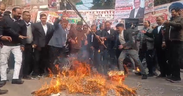 शताब्दी गेट के बाहर पुतला फूंकते अधिवक्ता