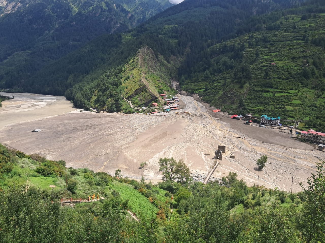 खीर गंगा से धराली कस्बे की हालत खीर गंगा से धराली कस्बे की हालत