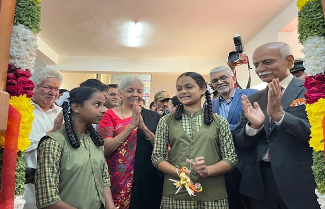 यहां सरकारी स्कूलों में सायंट एआई लैब-‘विजयपथ’ की शुरुआत करते सीतारमण यहां सरकारी स्कूलों में सायंट एआई लैब-‘विजयपथ’ की शुरुआत करते सीतारमण