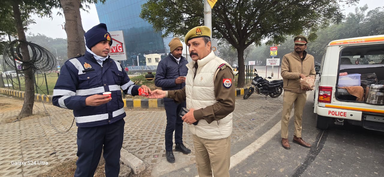ठंड से बचाव के लिए ड्यूटी पर तैनात पुलिस कर्मियों को पिलाई जा रही है चाय, कमिश्नर ने दिया आदेश ठंड से बचाव के लिए ड्यूटी पर तैनात पुलिस कर्मियों को पिलाई जा रही है चाय, कमिश्नर ने दिया आदेश