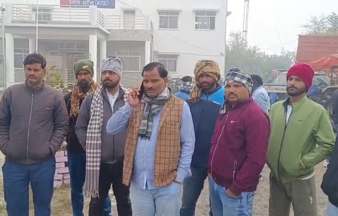 मुरैना: अवैध बस संचालन को लेकर बस स्टैंड पर किए ताबड़तोड़ फायर मुरैना: अवैध बस संचालन को लेकर बस स्टैंड पर किए ताबड़तोड़ फायर