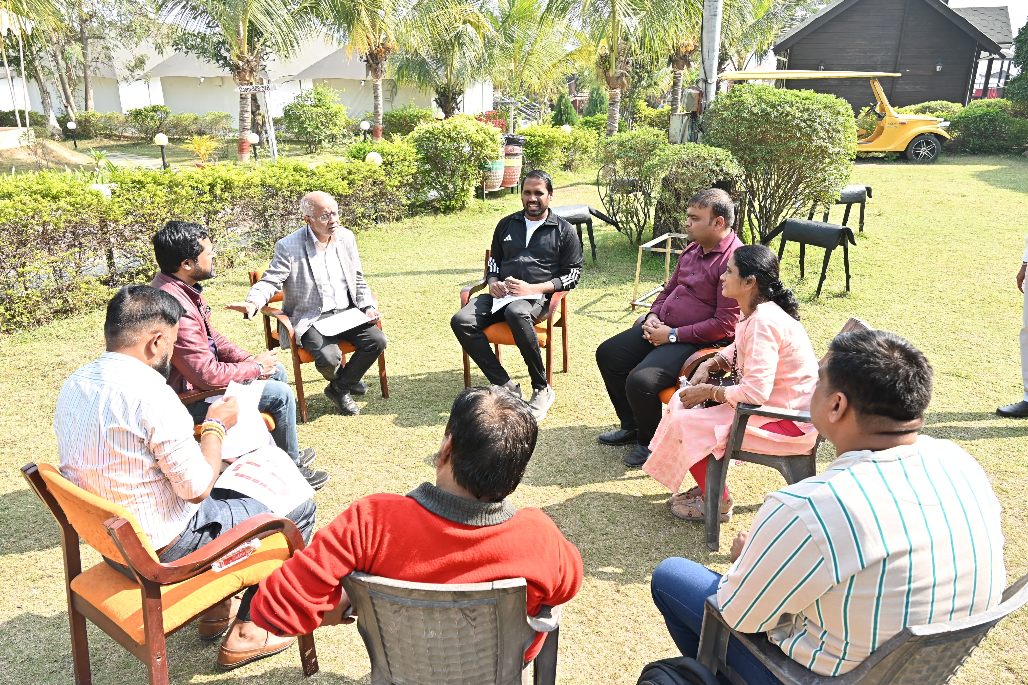 अंबुजा फाउंडेशन के सदस्यों के साथ चर्चा करते हुए जिला प्रशासन धमतरी के अधिकारी-कर्मचारी। अंबुजा फाउंडेशन के सदस्यों के साथ चर्चा करते हुए जिला प्रशासन धमतरी के अधिकारी-कर्मचारी।