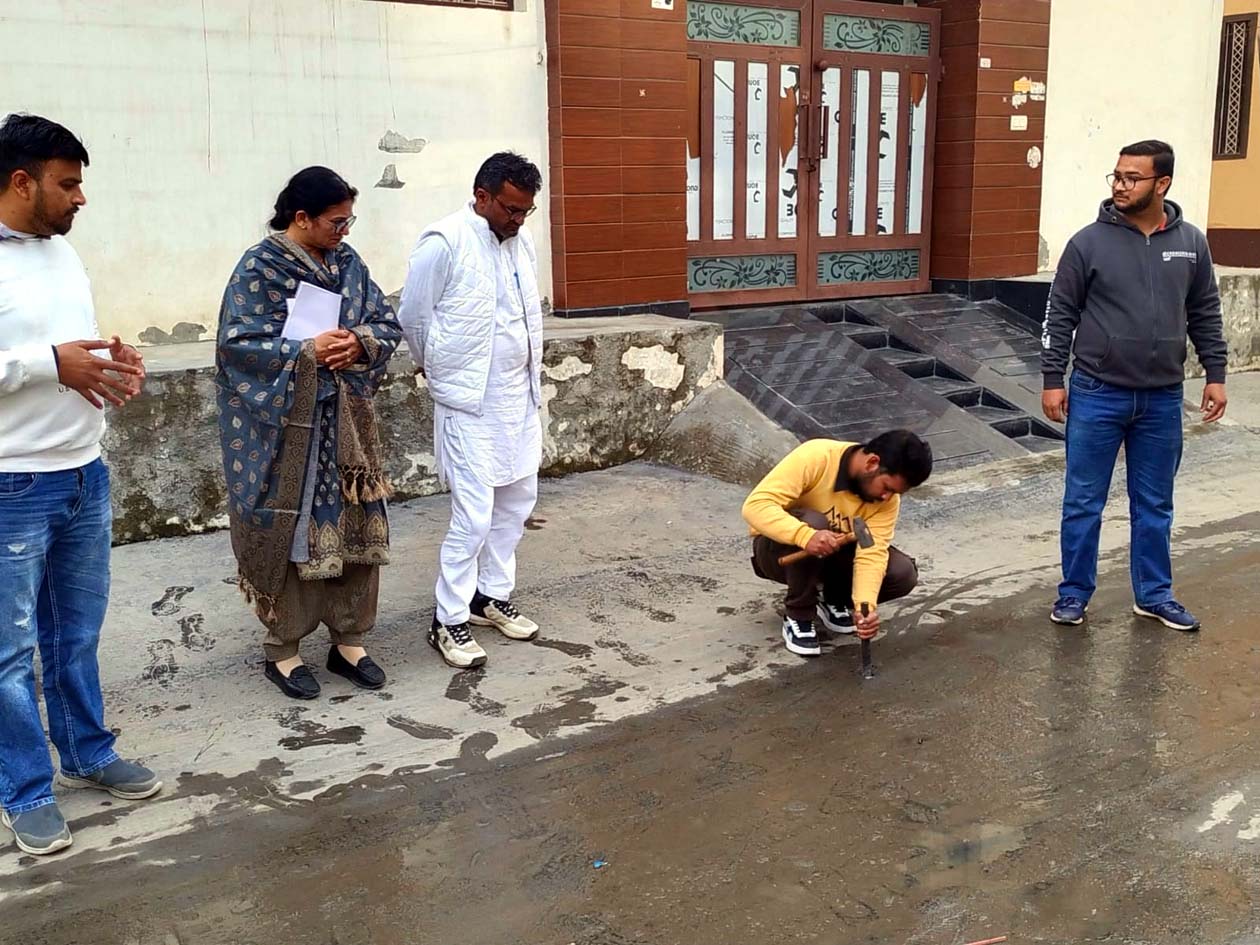 हिसार के जवाहर नगर में निर्माण कार्यों का निरीक्षण करती सीएम फ्लाइंग टीम। हिसार के जवाहर नगर में निर्माण कार्यों का निरीक्षण करती सीएम फ्लाइंग टीम।