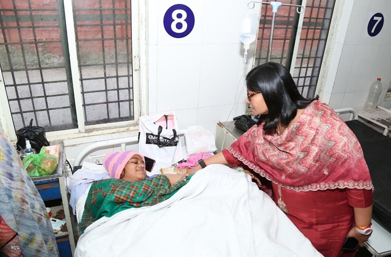 कलेक्टर ने मुरार अस्पताल पहुँचकर प्रसूति गृह का किया निरीक्षण कलेक्टर ने मुरार अस्पताल पहुँचकर प्रसूति गृह का किया निरीक्षण
