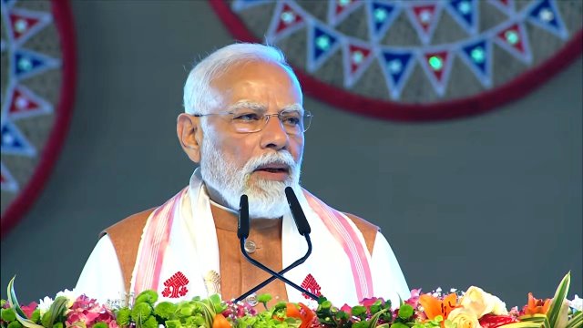 प्रधानमंत्री नरेन्द्र मोदी Saturday  को Assam में जनसभा को संबोधित करते हुए