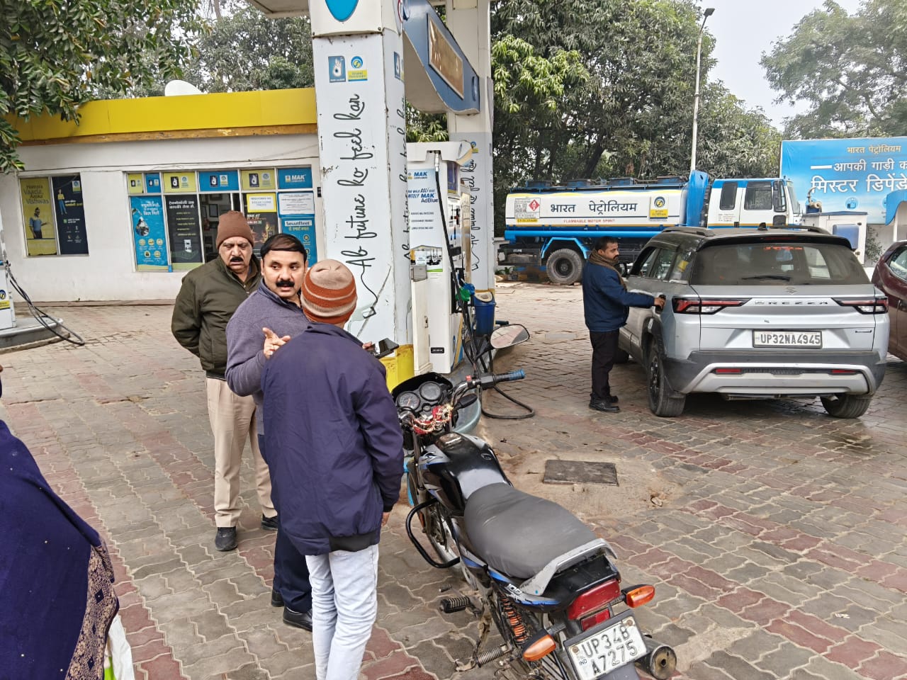 बाइक सवार को हेलमेट लगाने की चेतावनी देते हुए